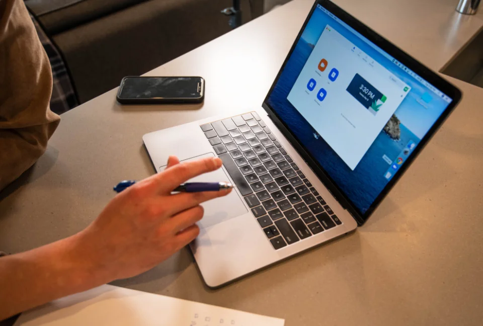 Ban tổ chức tính chi phí tìm ảnh sự kiện trên laptop