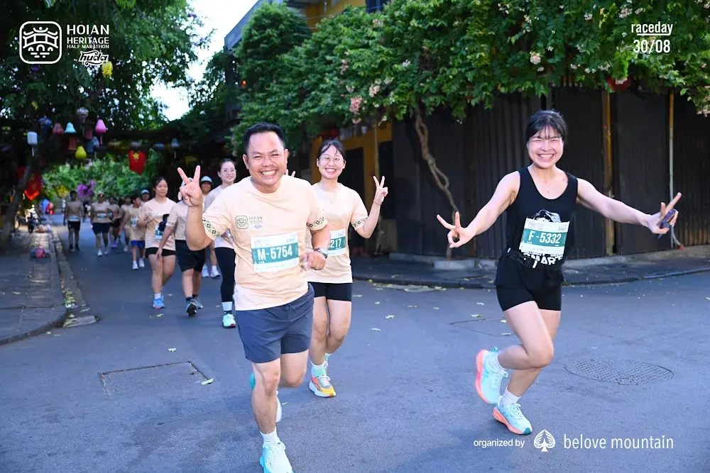 Nhóm runner chạy qua phố cổ Hội An