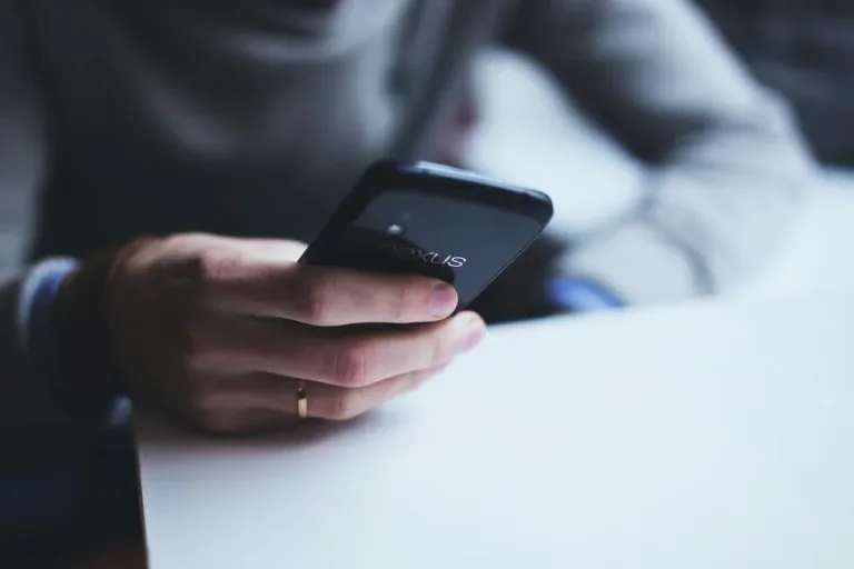 Cách trả ảnh sự kiện cho khách, so sánh Drive, Facebook và link AI