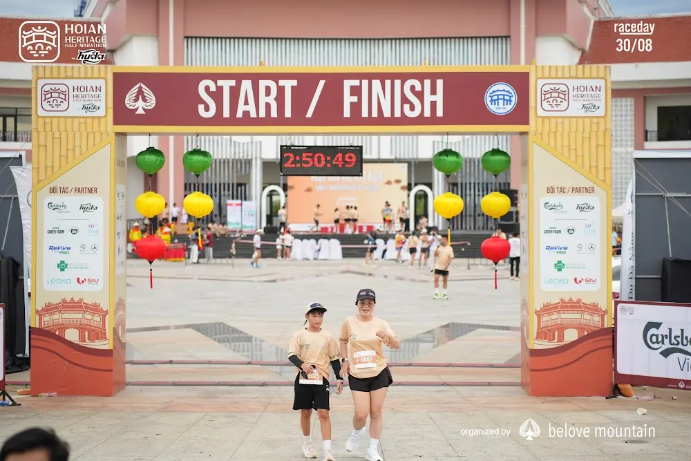 Runner về đích Hoi An Heritage Half Marathon 2026