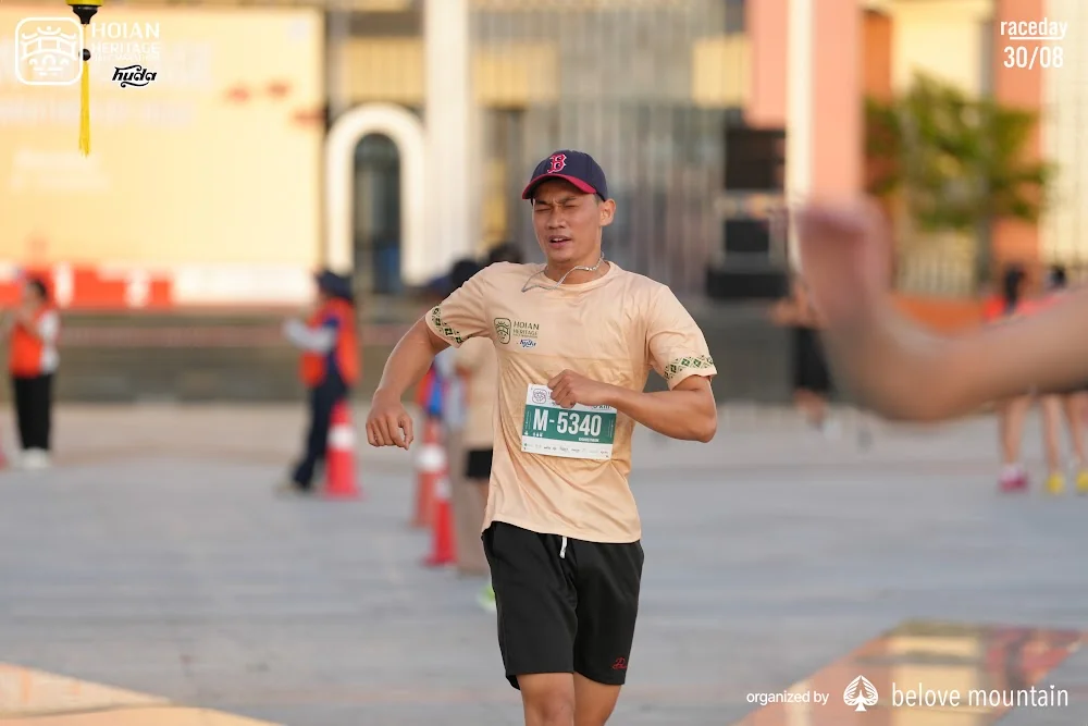 Runner đeo số BIB 5340 về đích giải Hoi An Heritage